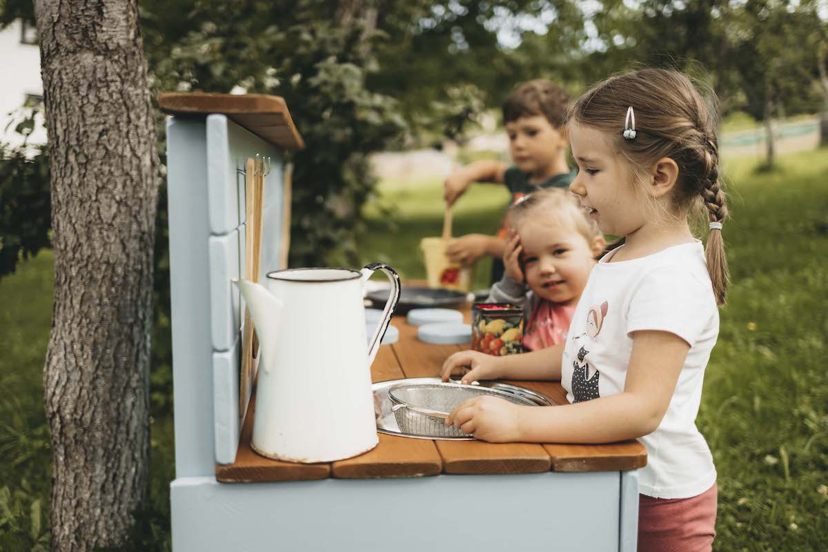 Drewniana Kuchnia błotna Montessori do zabaw sensorycznych ogrodu z szafką do zabawy zabawki dla dzieci dwa zlewy piękny pastelowy kolor błękitny CUDANKI kraina patyków