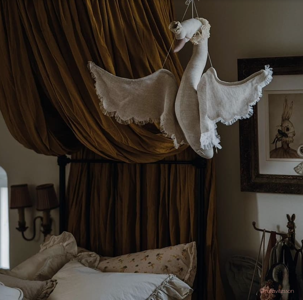 Łabędź&nbsp;lniany z koronką beżowy lovemedecoration cudanki