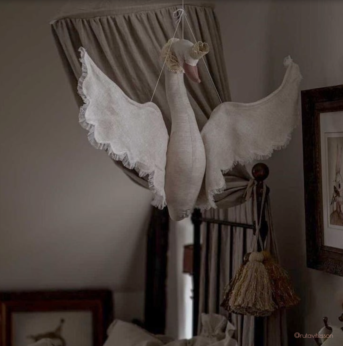 Łabędź&nbsp;lniany z koronką beżowy lovemedecoration cudanki