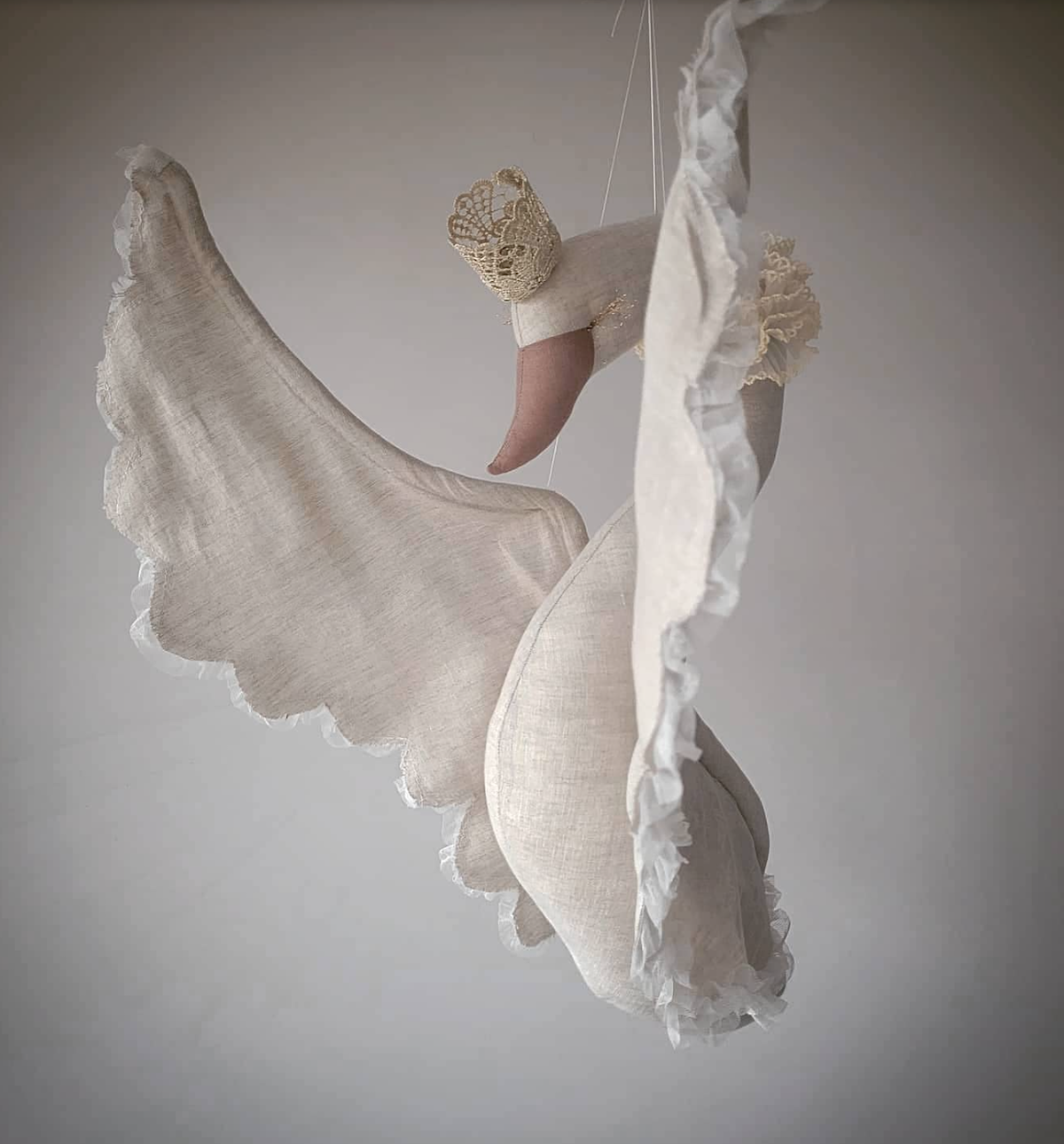 Łabędź&nbsp;lniany z koronką beżowy lovemedecoration cudanki