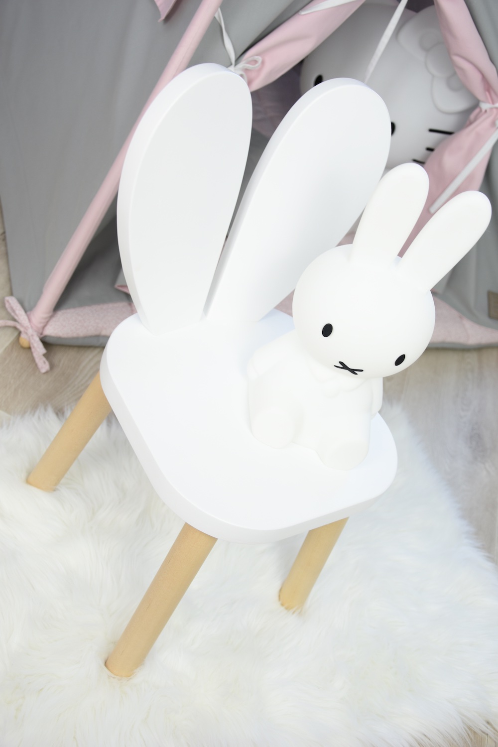 krzesło krzesełko drewniane królik króliczek serce rabbit heart