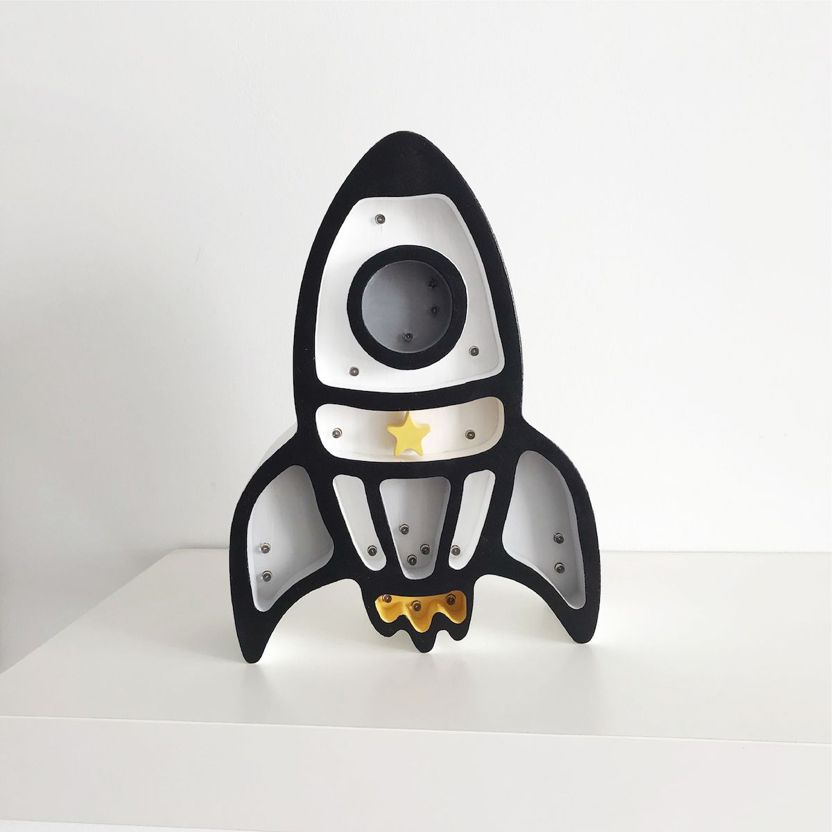 Lampka rakieta z elementami drewna - w stylu skandynawskim - kolor biały z czarnym