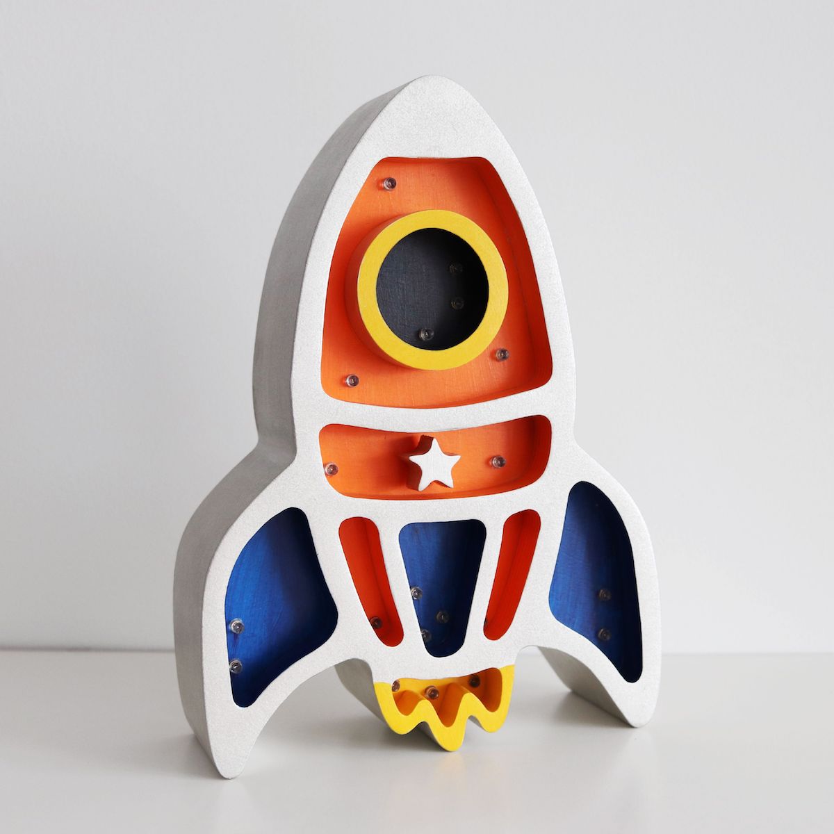 Lampka rakieta z elementami drewna - w stylu skandynawskim - kolor pomarańczowy