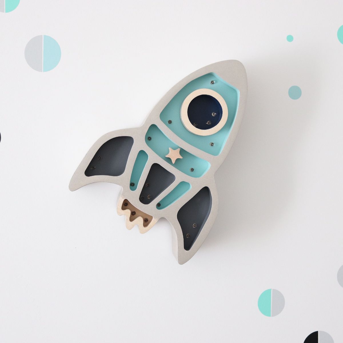 Lampka rakieta z elementami drewna - w stylu skandynawskim - kolor biały z różem