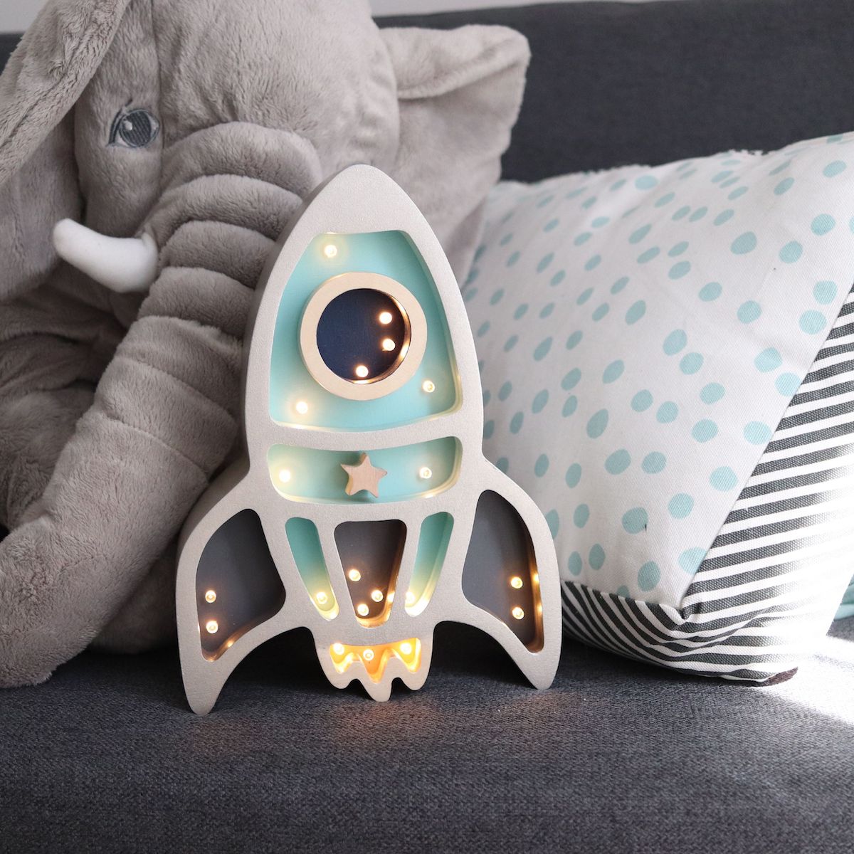 Lampka rakieta z elementami drewna - w stylu skandynawskim - kolor biały z miętą