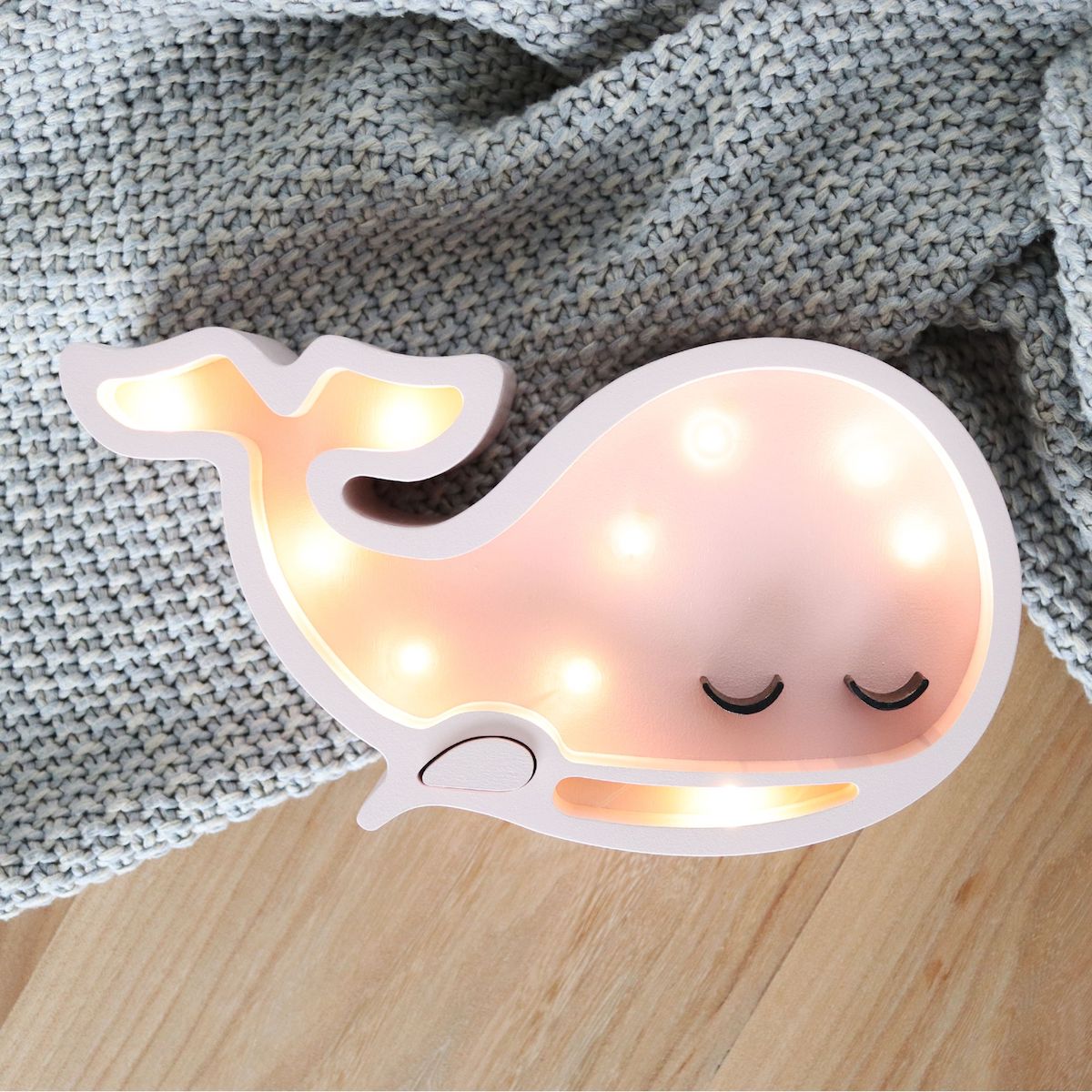 Drewniana Lampka wieloryb różowy - w stylu skandynawskim