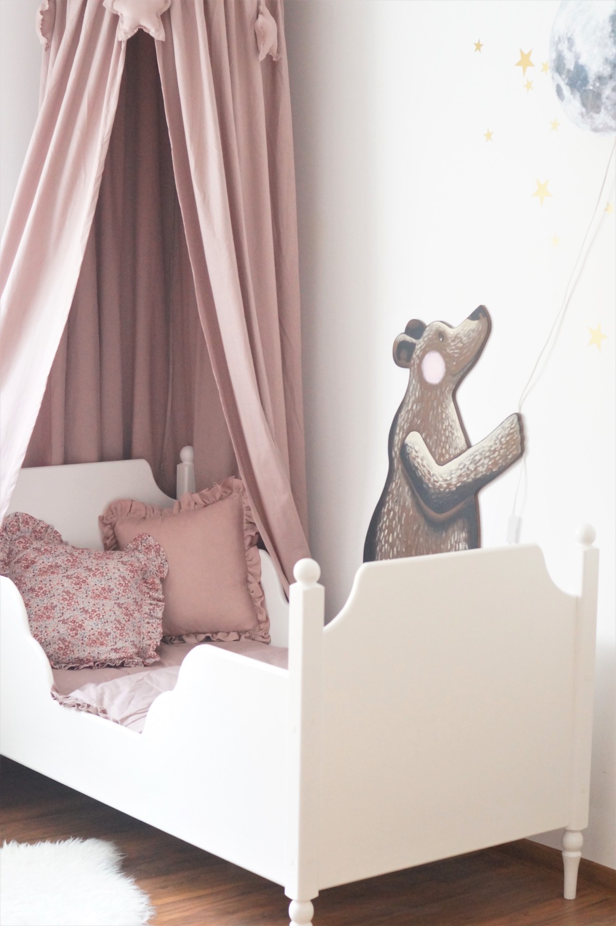 białe drewniane łóżko vintage dla dzieci CUDANKI