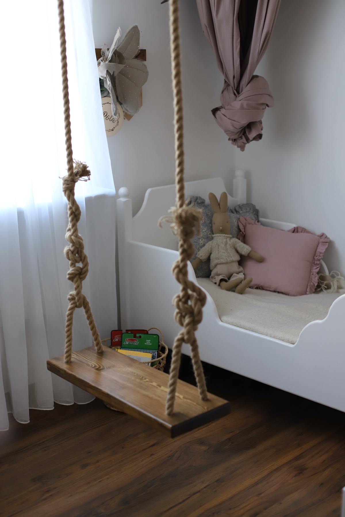 białe drewniane łóżko vintage dla dzieci CUDANKI