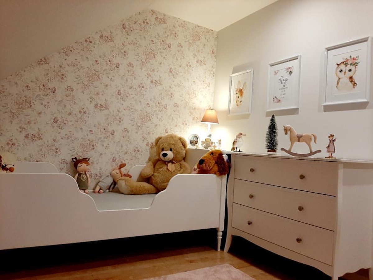 białe drewniane łóżko vintage dla dzieci łóżeczko dla dzieci vintage retro