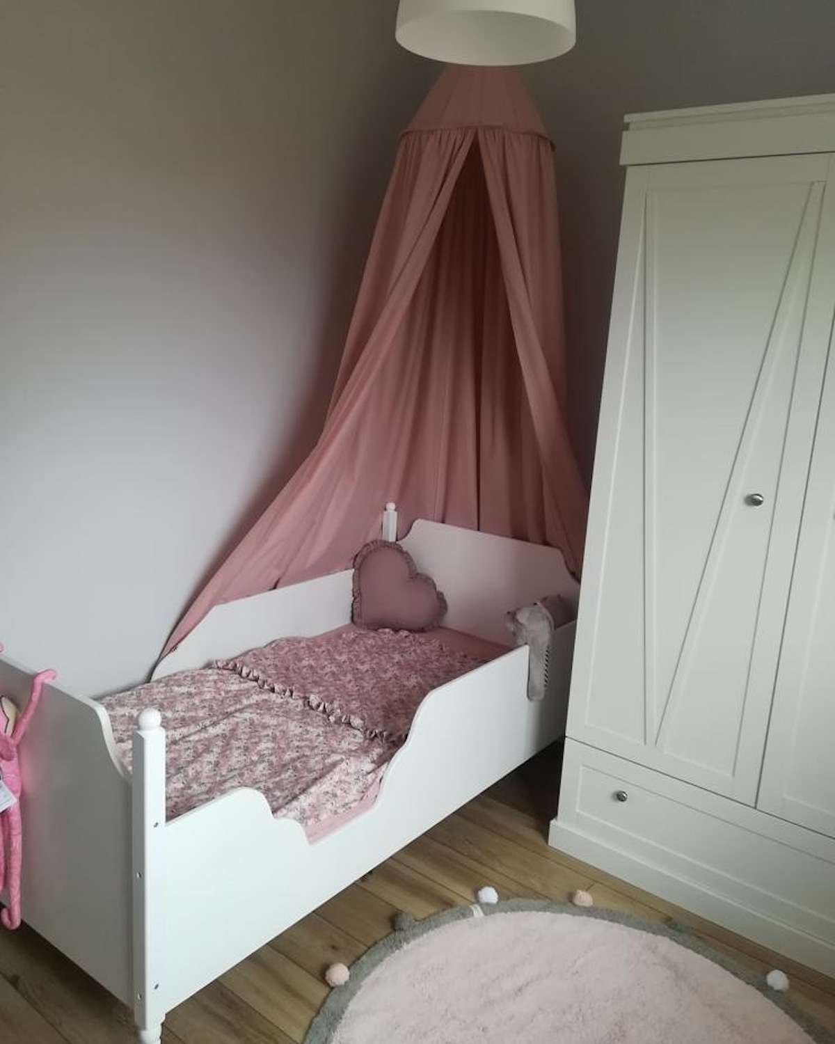 białe drewniane łóżko vintage dla dzieci łóżeczko dla dzieci vintage retro